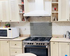 Nhà bếp/bếp nhỏ tại دور فاخر غرفتين و صالتين المحمدية شمال الرياض next to Boulevardمدخل خاص وذاتي