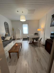 ラ・ベルヌリー・アン・レッツにあるMaison 43m2 meublée 200m plageのテーブルとソファのあるリビングルーム