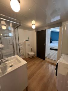 ラ・ベルヌリー・アン・レッツにあるMaison 43m2 meublée 200m plageのバスルーム(洗面台、トイレ付)、ベッドルーム1室が備わります。