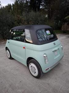 un pequeño coche azul estacionado en un estacionamiento en Le Stanze di Polly, en Foligno 99 fotos más
