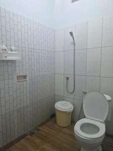 Ένα μπάνιο στο Dalilah home at Pejaten, South Jakarta