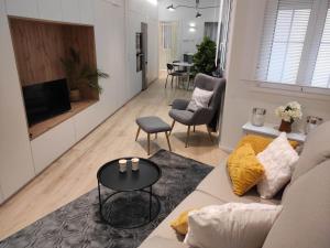 Posezení v ubytování Lujoso y amplio apartamento con parking incluido