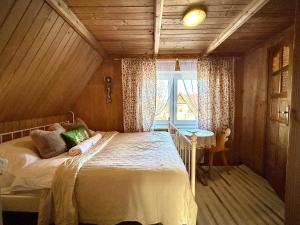 Ένα ή περισσότερα κρεβάτια σε δωμάτιο στο Janiołowo Ostoja ,Krok od wyciągów i basenów termalnych ,górska oaza spokoju z najcudownieszym widokiem