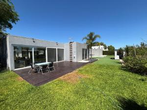un patio trasero con una mesa y sillas en una terraza en Delta tigre Casa Aqua, en San Fernando