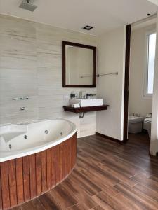 un baño con bañera y lavabo en Delta tigre Casa Aqua, en San Fernando