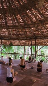 エルニドにあるDryft Darocotan Islandの建物内のヨガをする人々 +37枚の写真