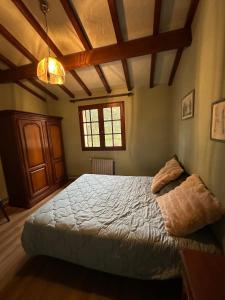 ein Schlafzimmer mit einem großen Bett in einem Zimmer in der Unterkunft Propriété de charme avec vue panoramique in Mongauzy