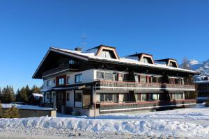 una casa grande con nieve en el suelo en Haus Elisabeth Top 114, en Krimml 2 fotos más