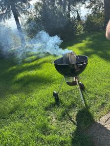 Ein für Gäste verfügbarer Grill in der Villa