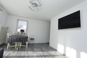 TV a/nebo společenská místnost v ubytování Casa-Casa Linthal