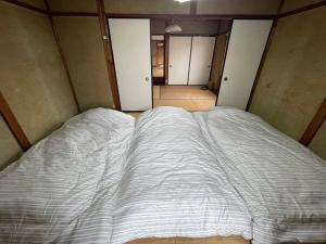 Una cama o camas en una habitación de 桑名のお宿三崎通 桑名駅徒歩圏内一軒家 5 fotos más