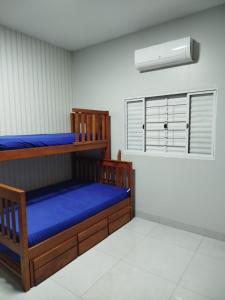 a room with two bunk beds and a window at Casa para temporada in Presidente Epitácio