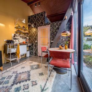 Una cocina con mesa y sillas y una ventana. en Deborah's Hiding Place, en Alkmaar