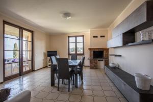 Kuchyň nebo kuchyňský kout v ubytování Spacious villa over two floors, amazing view and private garden for 9 guests