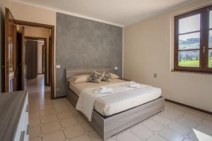 En eller flere senge i et værelse på Spacious villa with breathtaking views