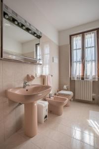 Koupelna v ubytování Spacious villa over two floors, amazing view and private garden for 9 guests + 23 fotografií