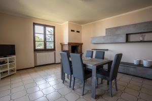 TV a/nebo společenská místnost v ubytování Spacious villa over two floors, amazing view and private garden for 9 guests