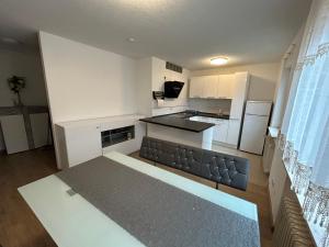 a kitchen with white cabinets and a black counter top at Wohnung im Herzen der Altstadt in Kaiserslautern