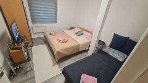 einen Blick über ein Schlafzimmer mit einem Bett und einem Stuhl in der Unterkunft Vila MM Boračko jezero in Konjic + 27 Fotos