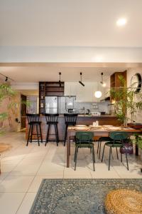 cocina abierta y comedor con mesa y sillas en The Nile Vintage Haven, en El Cairo