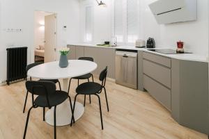 Η κουζίνα ή μικρή κουζίνα στο Carmen 6 by ARoom +17 φωτογραφίες