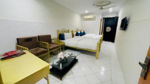 Postel nebo postele na pokoji v ubytování Hotel New Mid City Multan