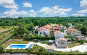 widok z lotu ptaka na dom z basenem w obiekcie 3 Bedroom Amazing Home In Ruzici w mieście Ružići