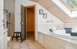 Ένα μπάνιο στο Awesome Home In Rødby With Sauna +32 φωτογραφίες