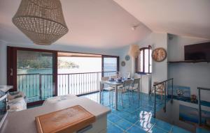 Una sala de estar con vista al mar. en 1 Bedroom Stunning Home In Scilla, en Scilla