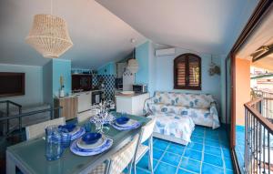 una sala de estar con una mesa y un sofá en 1 Bedroom Stunning Home In Scilla, en Scilla 6 fotos más