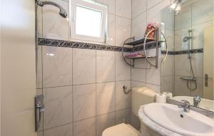 Koupelna v ubytování Three-Bedroom Apartment In Podaca
