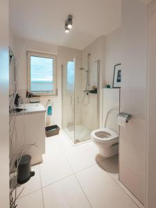 a white bathroom with a shower and a toilet at Nahe Messe - Privates Gästezimmer mit Bad in einer Wohnung in Cologne