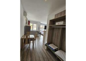 Habitación con mesa y comedor. en Apartamentos Turísticos KENZAMIN, en Alicante