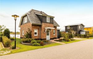 una casa de ladrillo con techo negro en Rietburg 5P, en Giethoorn