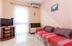 TV a/nebo společenská místnost v ubytování Three-Bedroom Apartment In Posedarje