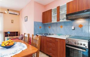 Kuchyň nebo kuchyňský kout v ubytování Three-Bedroom Apartment In Posedarje