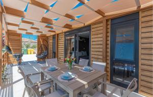 Un comedor con mesa y sillas en Gorgeous Home In Brodarica, en Brodarica