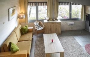 キルヒハイムにあるDorf 2 Ferienhaus 40のソファとテーブルのあるリビングルーム