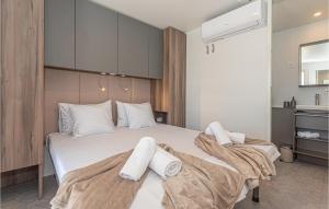 Un dormitorio con una cama grande con toallas. en Gorgeous Home In Brodarica, en Brodarica