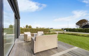 Ruang duduk di Gorgeous Home In Sæby With Wifi