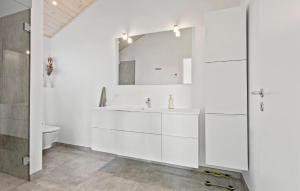 Bilik mandi di Gorgeous Home In Sæby With Wifi