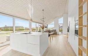 Dapur atau dapur kecil di Gorgeous Home In Sæby With Wifi