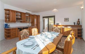 Kuchyňa alebo kuchynka v ubytovaní Two-Bedroom Apartment In Bol