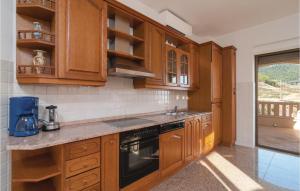 Kuchyňa alebo kuchynka v ubytovaní Two-Bedroom Apartment In Bol