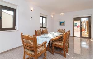 Posedenie v ubytovaní Two-Bedroom Apartment In Bol