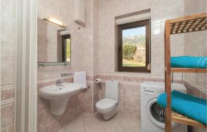Kúpeľňa v ubytovaní Two-Bedroom Apartment In Bol