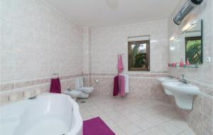 Kúpeľňa v ubytovaní Two-Bedroom Apartment In Bol