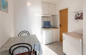 Kuchyň nebo kuchyňský kout v ubytování Cozy Apartment In Klek With Wifi