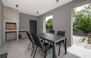 une salle à manger avec une table et des chaises noires dans l'établissement Villa Alison, à Ružići