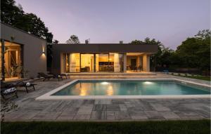 une piscine dans l'arrière-cour d'une maison dans l'établissement Villa Alison, à Ružići 19 autres photos